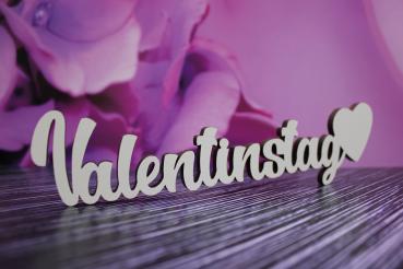 Schriftzug Valentinstag aus Holz in weiß