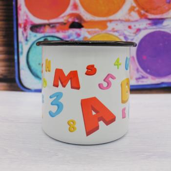 Tasse Schulanfang - Bunte Buchstaben rundum - Emaillebecher weiß - 2 Größen