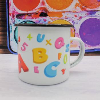 Tasse Schulanfang - Bunte Buchstaben rundum - Emaillebecher weiß - 2 Größen