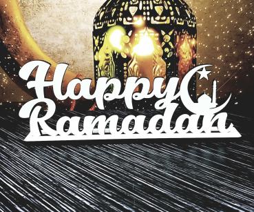 Schriftzug Happy Ramadan aus Holz in weiß