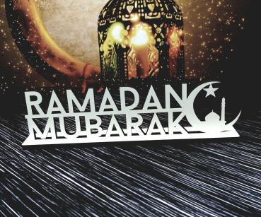 Schriftzug Ramadan Mubarak aus Holz in weiß