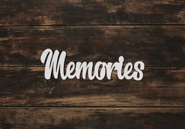Schriftzug Memories aus Holz in weiß