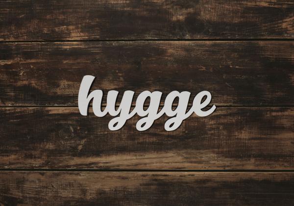 Schriftzug hygge aus Holz in weiß