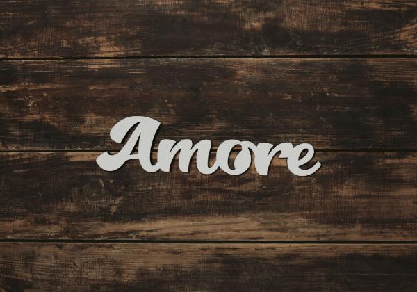 Schriftzug Amore aus Holz in weiß