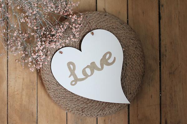 Herz mit Love aus Holz in weiß
