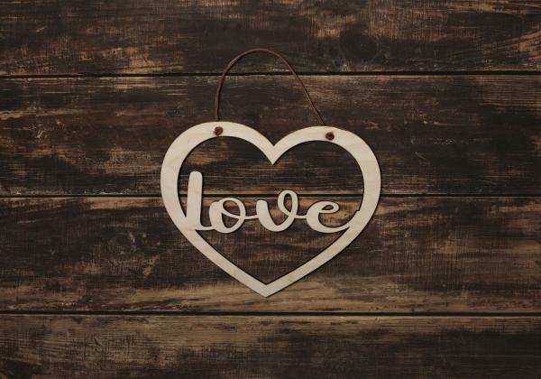 Holzring in Herzform mit Love