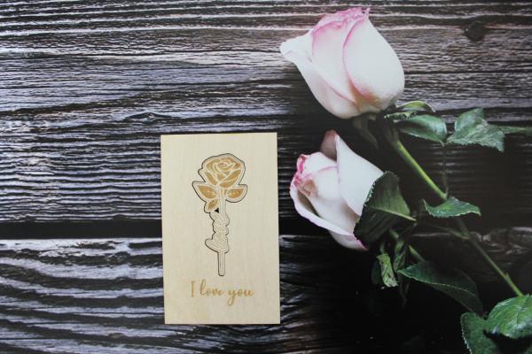 Grußkarte mit ausgeschnittener Rose "Love" - I love you