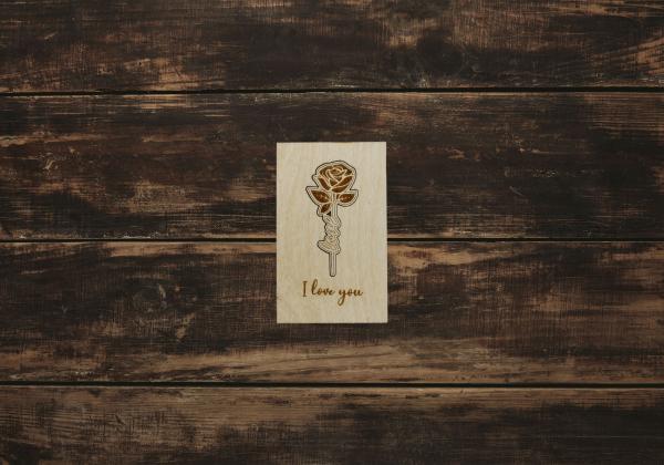 Grußkarte mit ausgeschnittener Rose "Love" - I love you