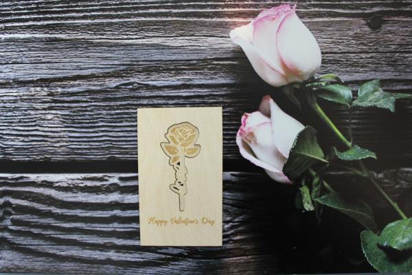 Grußkarte mit ausgeschnittener Rose "Love" - Happy Valentinesday