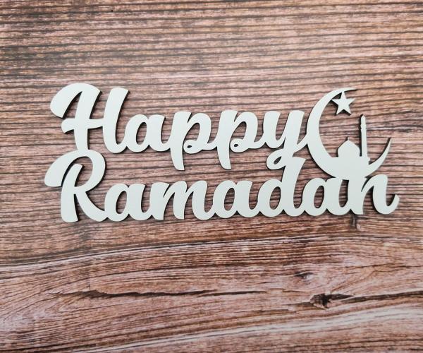 Schriftzug Happy Ramadan aus Holz in weiß