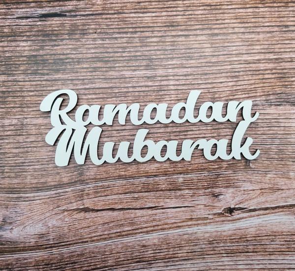 Schriftzug Ramadan Mubarak aus Holz in weiß