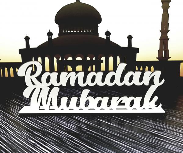 Schriftzug Ramadan Mubarak aus Holz in weiß